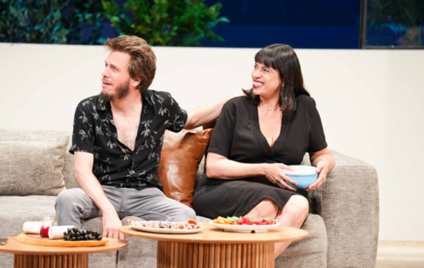 השכנים מלמעלה דרמה קומית על זוגיות, מונוגמיה, וכל מה שביניהם.