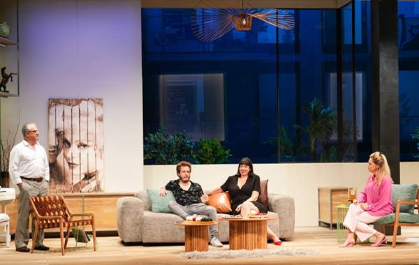 השכנים מלמעלה דרמה קומית על זוגיות, מונוגמיה, וכל מה שביניהם.