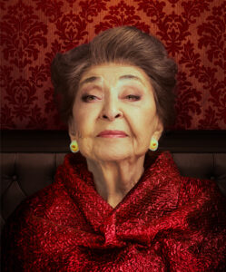 מרציפנים עדה, אלמנתו של איש התיאטרון הנערץ שמואל המרשלג, שוקדת על ההכנות לקראת ערב הוקרה לזכרו.