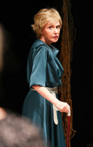 ההצגה מרציפנים עדה, אלמנתו של איש התיאטרון הנערץ שמואל המרשלג, שוקדת על ההכנות לקראת ערב הוקרה לזכרו.