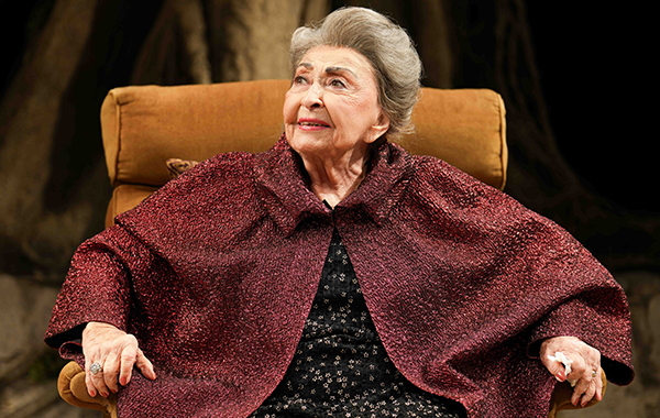 ההצגה מרציפנים עדה, אלמנתו של איש התיאטרון הנערץ שמואל המרשלג, שוקדת על ההכנות לקראת ערב הוקרה לזכרו.