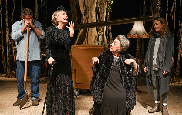 ההצגה מרציפנים עדה, אלמנתו של איש התיאטרון הנערץ שמואל המרשלג, שוקדת על ההכנות לקראת ערב הוקרה לזכרו.