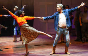 תרקדי איתי קומדיה אנושית שמחממת את הלב, על פי הסרט הצרפתי המצליח.